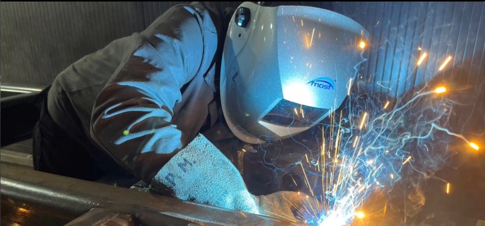 Soudure d'un châssis en acier dans notre atelier